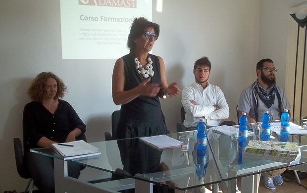 Damast punta sulla rete commerciale