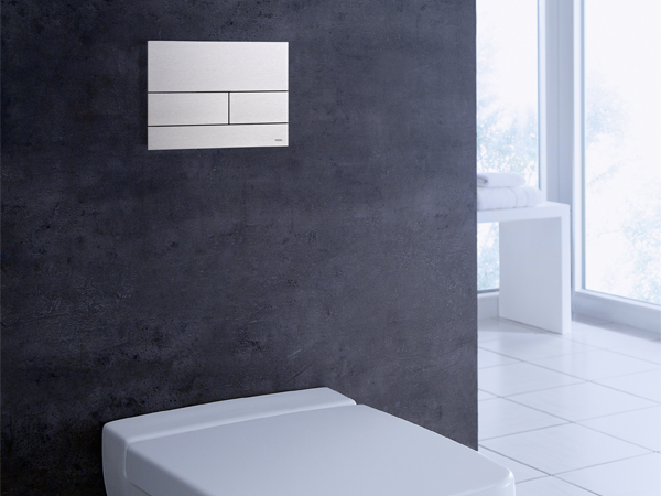 Placca di azionamento wc TECEsquare – struttura extra-piatta e installazione semplice