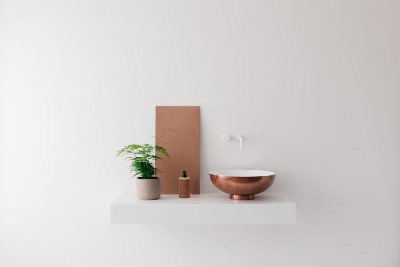 Il lavabo Noon in HIMACS di Not Only White nella nuova finitura rame