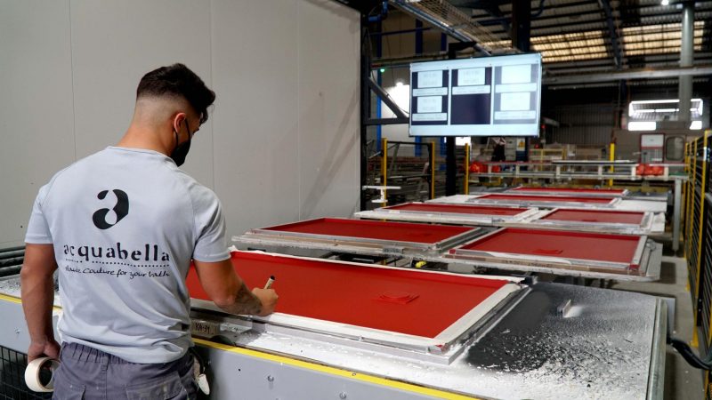 Acquabella inaugura la più grande linea di produzione automatica di piatti doccia in Europa